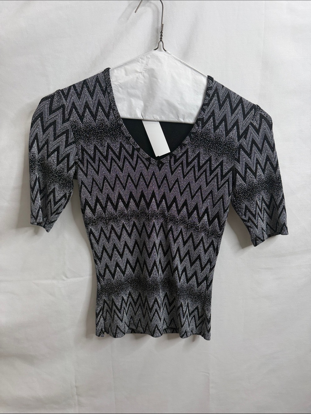 A. Byer Black & Gray Zigzag V-Neck Short Sleeve Knit Top